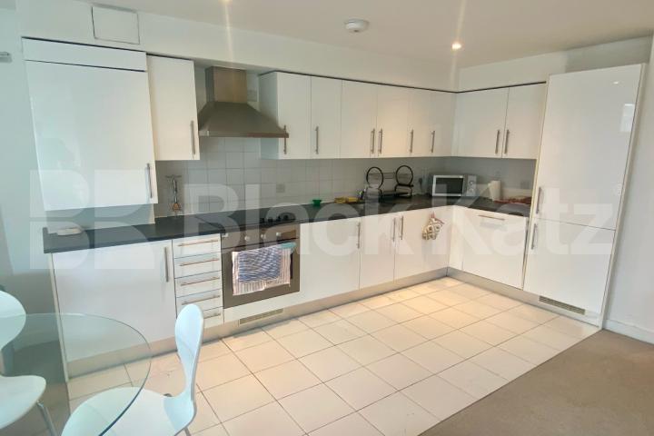 Spacious bright and airy two bedroom apartment in a very convenient location Plumbers Row, Aldgate